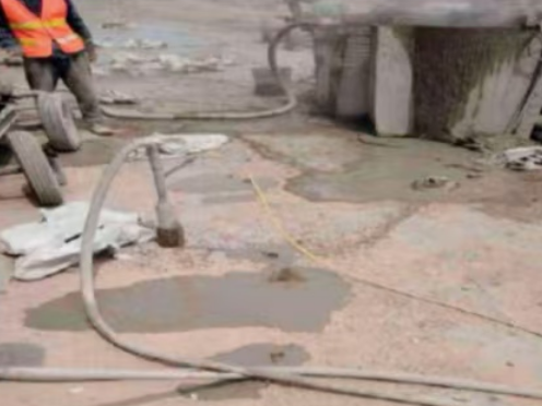 万山水泥混凝土路面板底注浆技术 路面脱空注浆整治方案