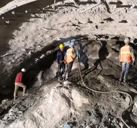 万山隧道拱顶带模注浆料，微膨胀注浆料的特点及施工工艺